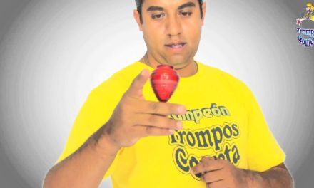 On the nail/finger by Trompo Cometa